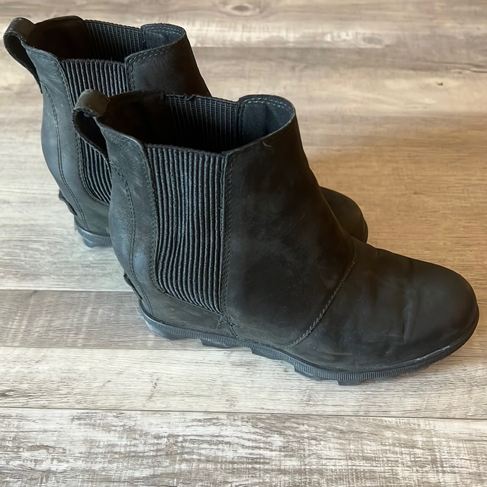 EUC Sorel Chelsea / Joan of Arctic Black Suede Wedge Booties sz 6